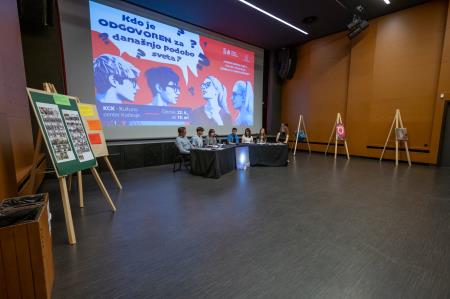 Razprava v dvorani in razstavljena dela